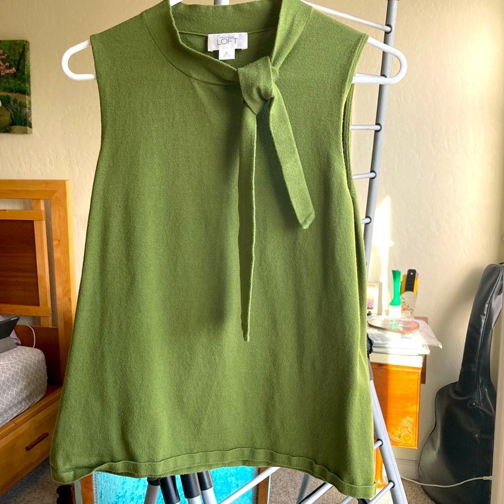 Anne Taylor Loft sleeveless Top. Mock neck with tie. Green. Size XL. GUC